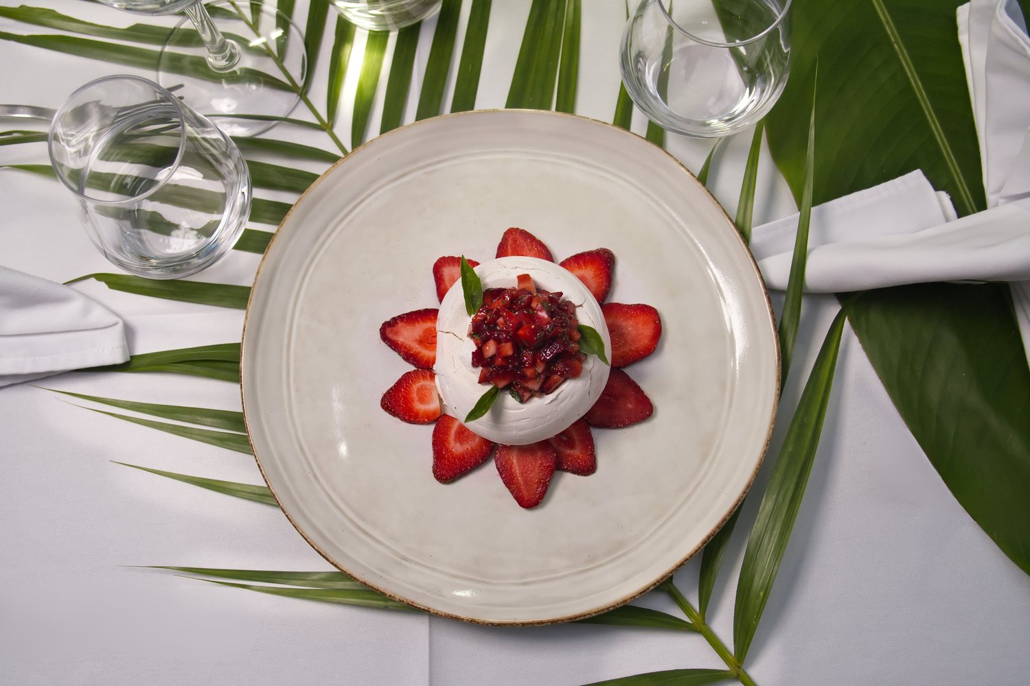 La pavlova fraise et basilic du menu, vue du dessus