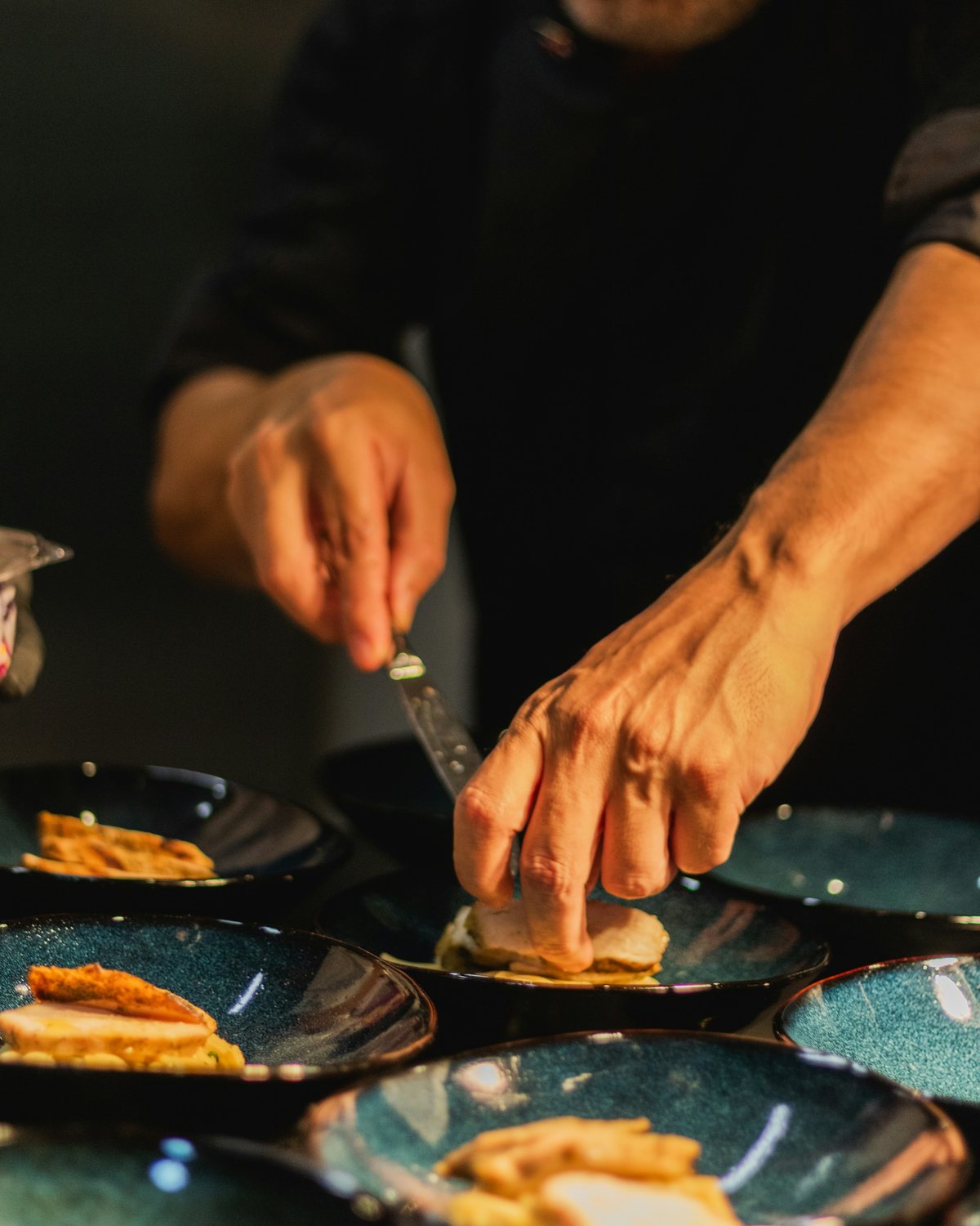 Le dressage des assiettes, à plusieurs mains