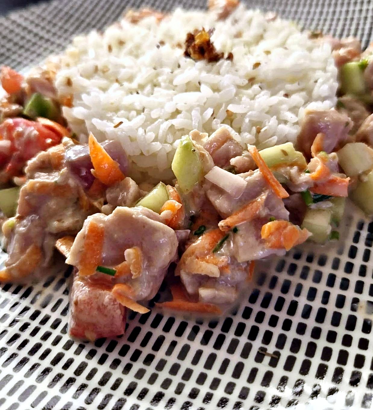 Une salade de poisson cru, riz blanc