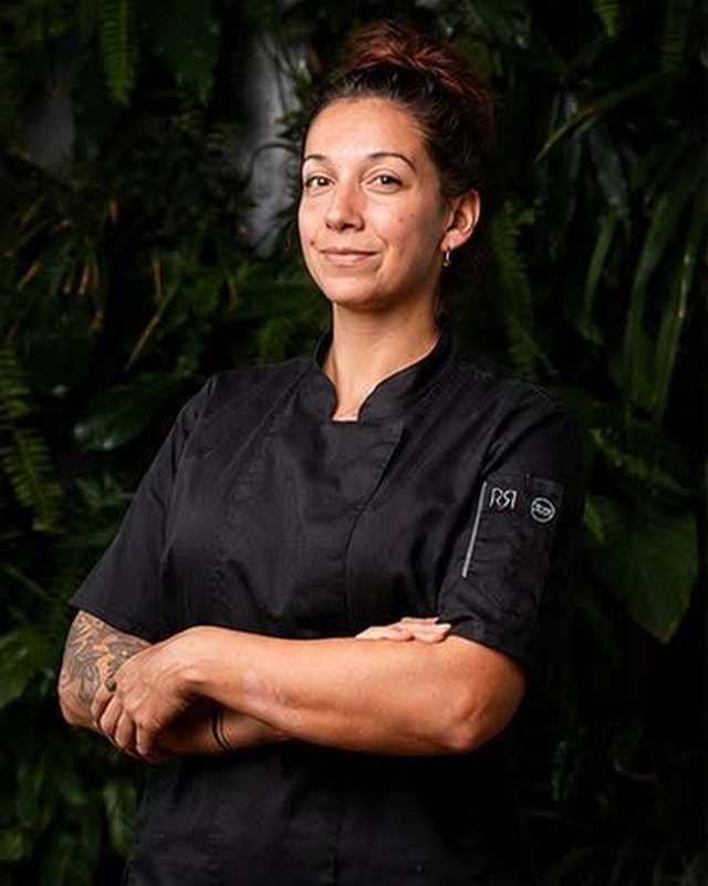 Élodie Pirès, en veste de cuisine noire
