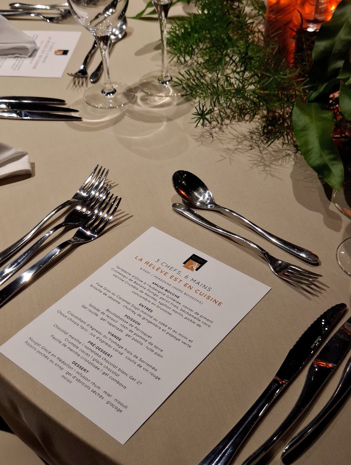Le menu de la soirée, posé sur la table dressée