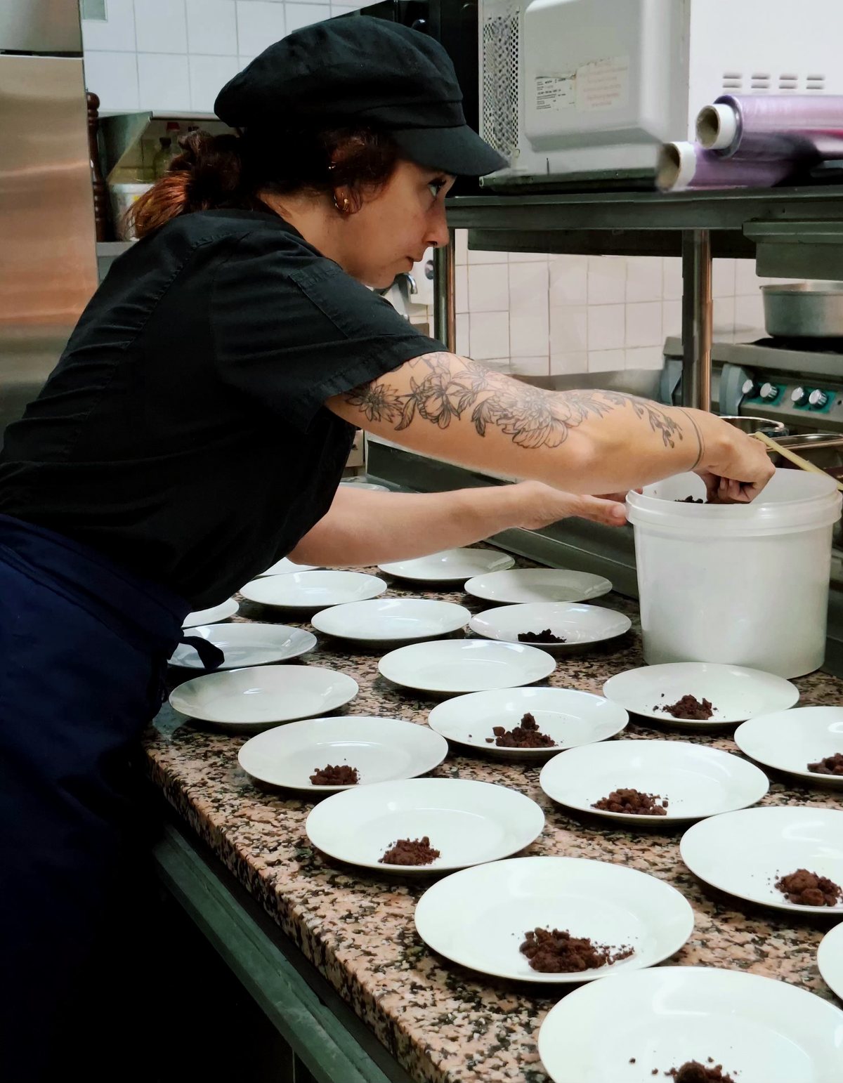 Le dressage d’une série d’assiettes, en cuisine