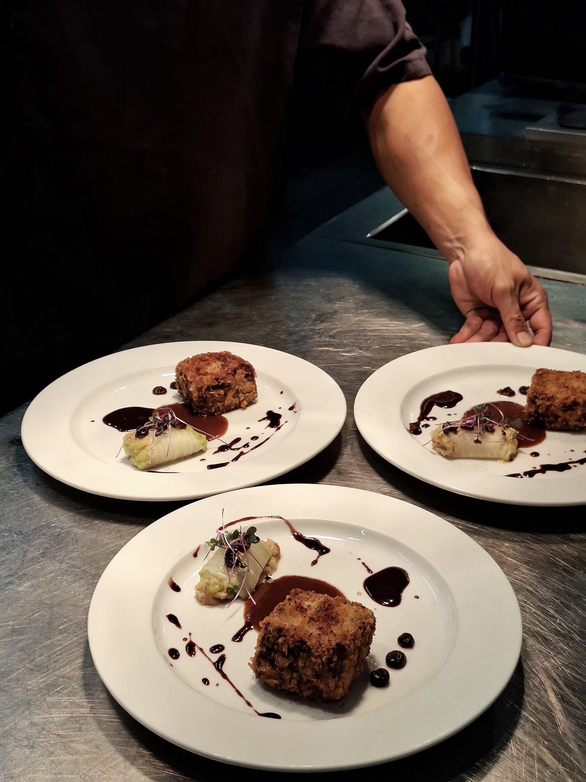 Les assiettes dressées, avant le service