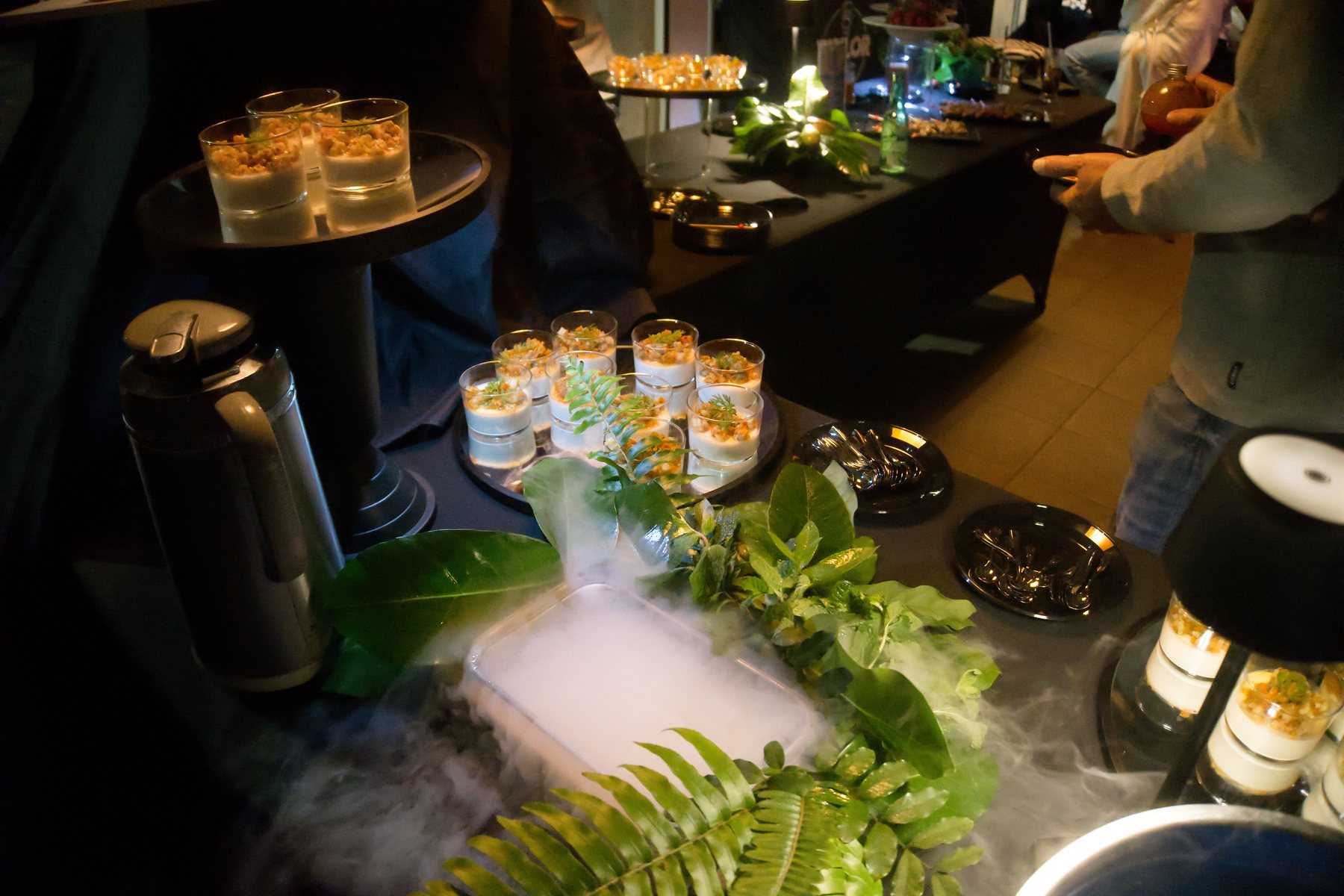 Un buffet de verrines et son décor de feuillage