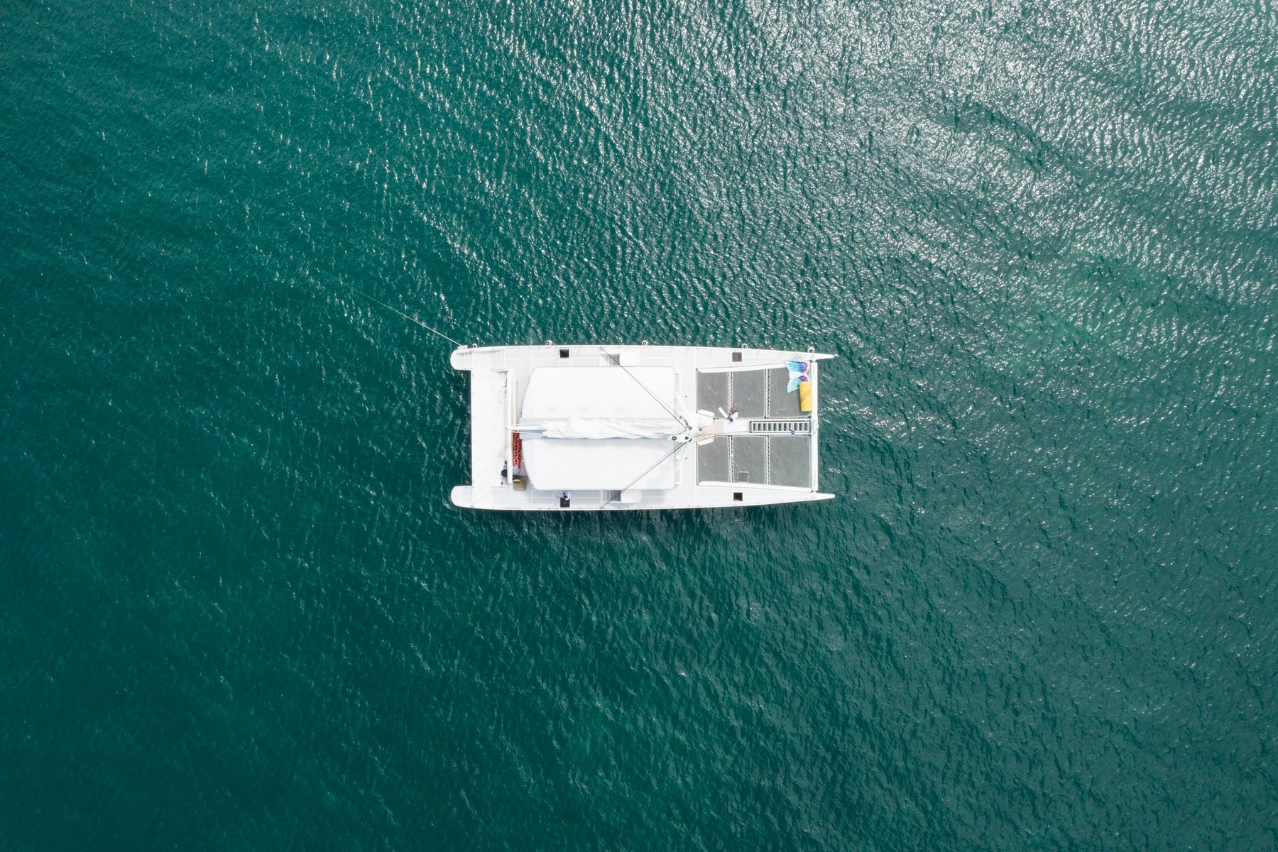 Un catamaran au mouillage, vu du ciel