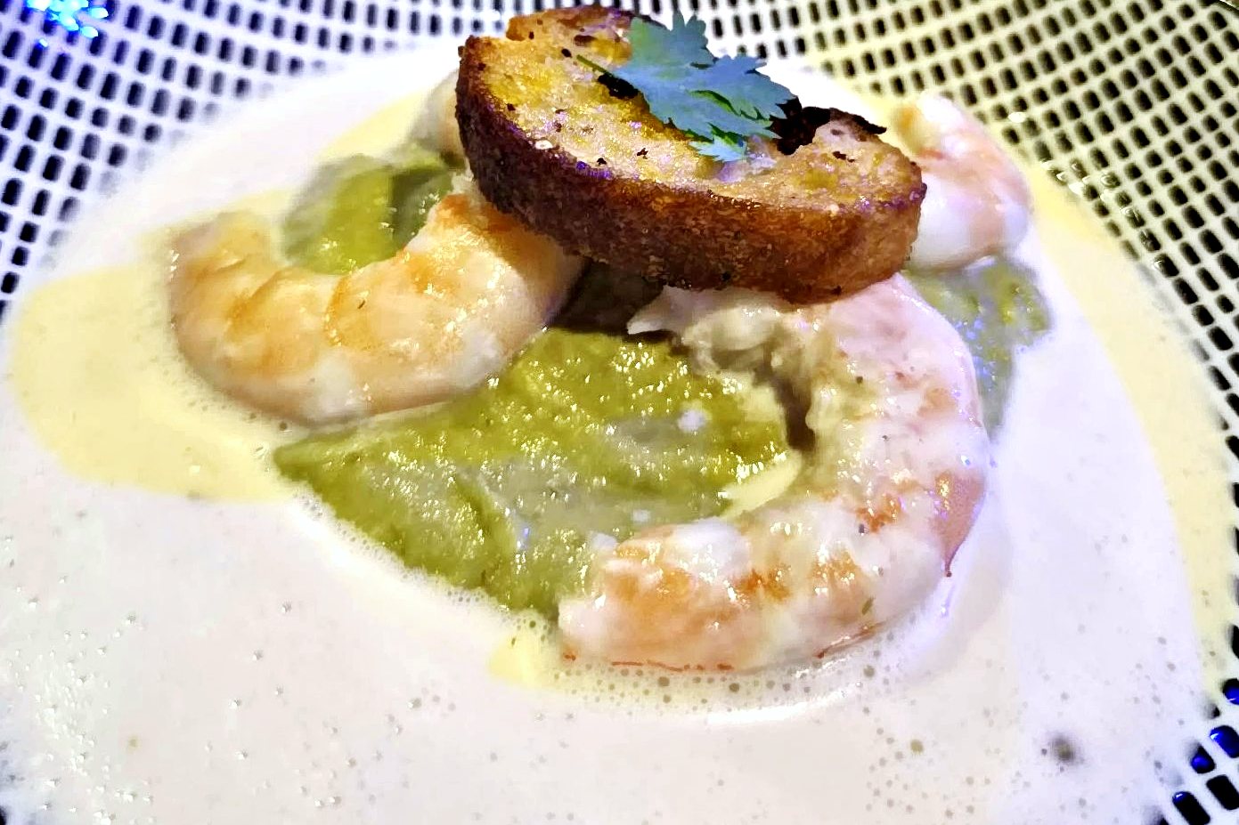 Des crevettes, une sauce mousseuse, servies à bord