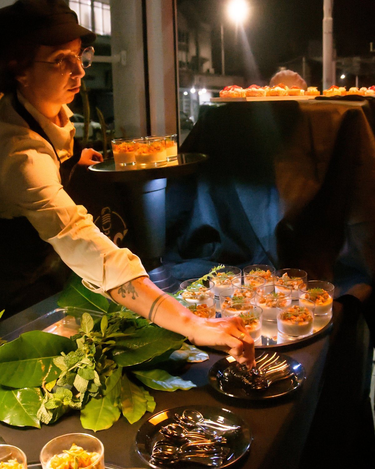 La mise en place des verrines sur le buffet