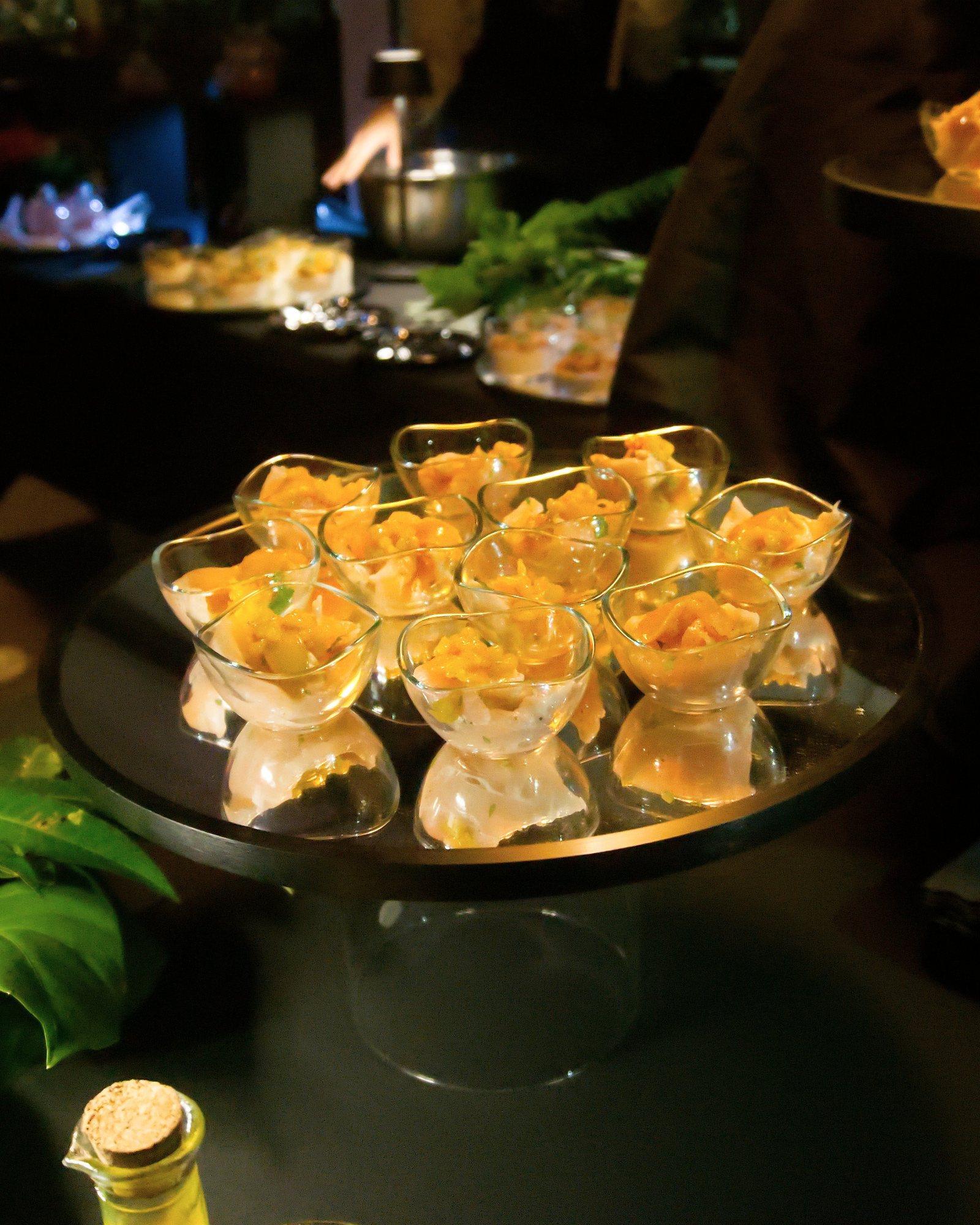 Des verrines sur leur présentoir miroir, un soir de cocktail de la Brigade
